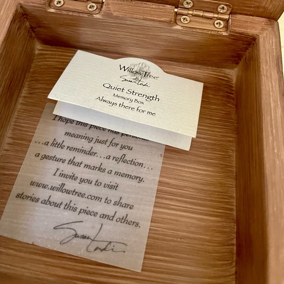 Willow Tree “Quiet Memories” collectible box - Picture 2 of 3